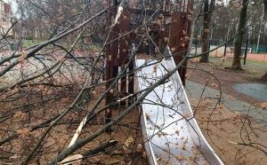 Dětské hřiště uzavřela spadlá větev