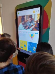 AMOS - Nové interaktivní dotykové panely mají díky spolupráci radnice se společností Foxconn pardubické základní školy.