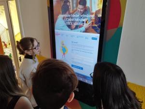 AMOS - Nové interaktivní dotykové panely mají díky spolupráci radnice se společností Foxconn pardubické základní školy.