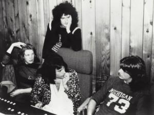 Eddie Howell, Freddie Mercury, Brian May a producent Mike Stone při natáčení písně „Man From Manhattan“ v Sarm East Studios v Londýně v roce 1976