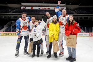 Hokejová show plná hvězd v čele s Martinem Dejdarem a záchranáři Pardubického kraje podpořili školu SVÍTÁNÍ