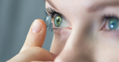 Nesprávná péče o kontaktní čočky může způsobit i vážné komplikace, upozorňuje primář očního oddělení